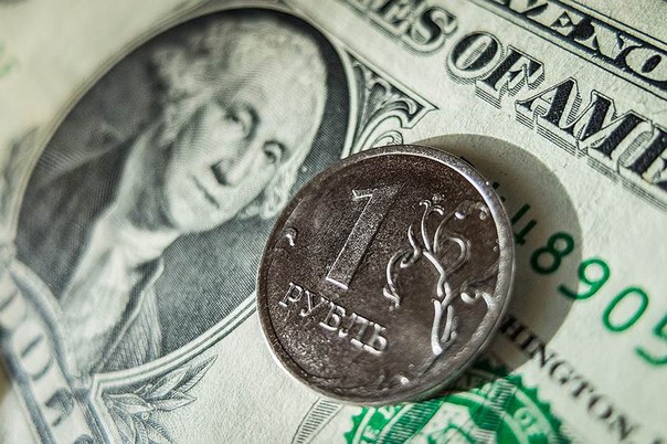 Доллар поднялся до 74 рублей — впервые с декабря 2014 года