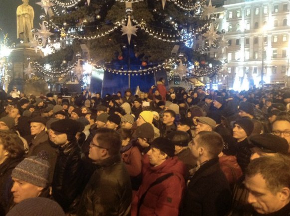 На Пушкинской площади проходит акция против платных парковок На Пушкинской площади проходит акция против платных парковок